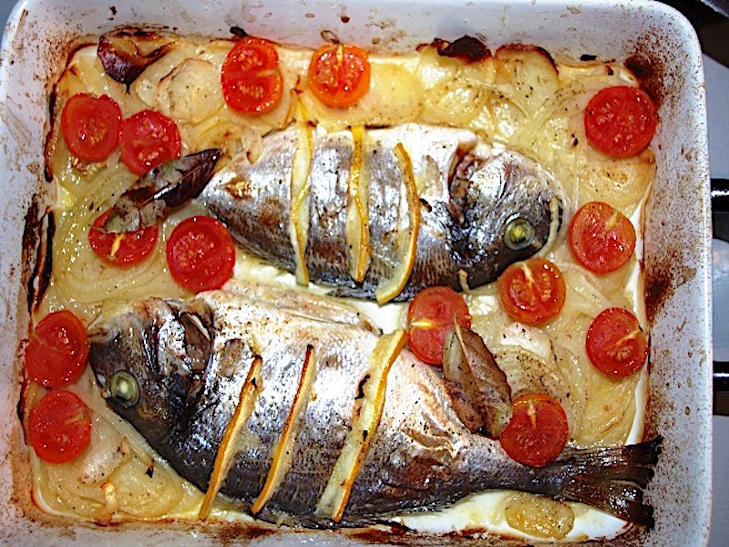 un piatto preparato con il pesce nostrano e con le verdure.