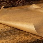 Coprite il pane con un foglio di carta forno, senza comprimerlo