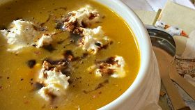 Crema di zucca con panna acida, coriandolo e aceto balsamico