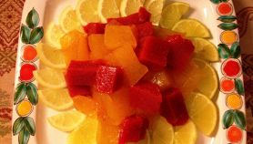 Cubetti di gelatina di clementine e fragoloni