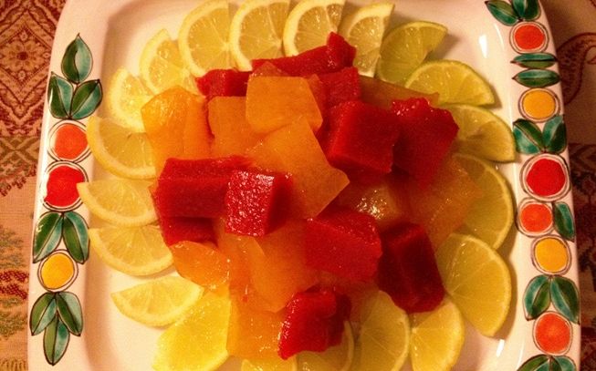 Cubetti di gelatina di clementine e fragoloni