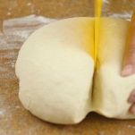 Dopo la lievitazione, dividete l’impasto in due porzioni