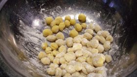 Gli struffoli napoletani: origini e ricetta di un dolce sempiterno