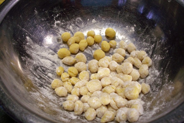 Gli struffoli napoletani: origini e ricetta di un dolce sempiterno