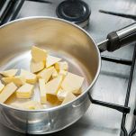 In una casseruola, scaldate il burro, il latte e lo zucchero