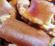 otica di maiale a pezzi caratterizzata da sfumature rosate che tendono al salmone e al bruno, con parti di grasso bianco, molto usata nelle ricette contadine del passato