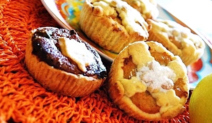 Crostatine con crema frangipane e marmellata