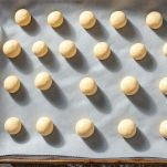 Teglia con biscotti al cacao in forno.