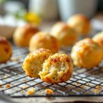 Biscotti al cacao raffreddati su gratella.