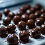 Moretti al cioccolato su vassoio in frigorifero.