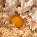 Pasta con pomodoro, piselli e polpette di pollo