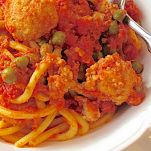 Pasta con pomodoro, piselli e polpette di pollo