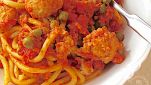 Pasta con piselli, pomodoro e polpette di pollo