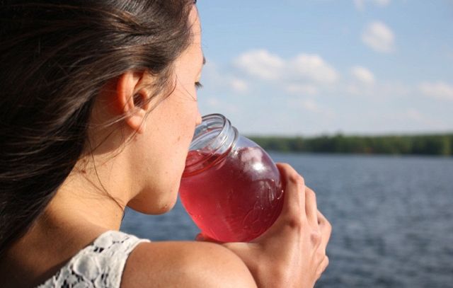 Il piacere di bere tisane anche d'estate: puoi farlo così, anche quando il caldo non perdona
