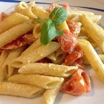 Penne alla crema di pesto e robiola con pomodorini