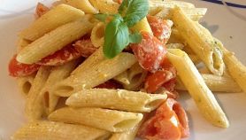 Penne rigate al pesto e robiola con pomodorini