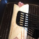 Piadina con broccoli, prosciutto cotto e mozzarella