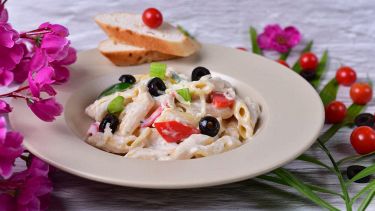 Piatto con insalata di pasta cremosa