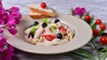 Piatto con insalata di pasta cremosa