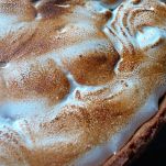 Crostata con confettura di fragole e crema di meringhe