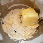 Crostata con confettura di fragole e crema di meringhe