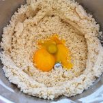 Crostata con confettura di fragole e crema di meringhe