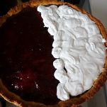 Crostata con confettura di fragole e crema di meringhe