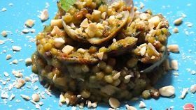 Fregola sarda con vongole, pesto e mandorle