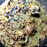 Fregola sarda, vongole, pesto e mandorle