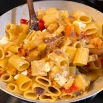 Mantecatura della pasta con verdure e ricotta