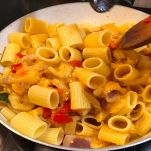 Mantecatura pasta con melanzane e pomodorini