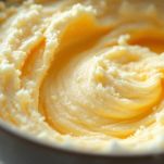 Lavorazione dell'impasto per il pan di Spagna