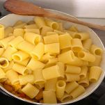 Pasta scolata messa in pentola con le verdure