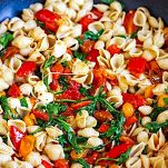 Conchiglie ai pomodorini peperone arrosto e rucola