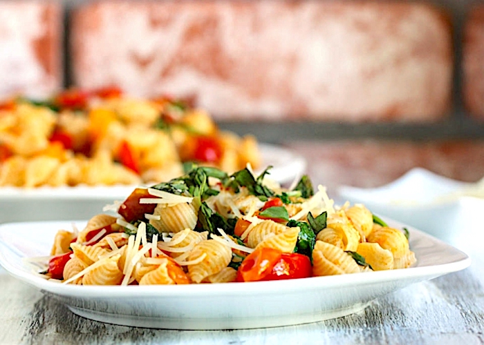 Pasta Conchiglie ai pomodorini peperone arrosto e rucola