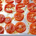 Crostini ai pomodori arrostiti e caprino