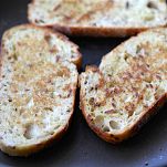 Crostini ai pomodori arrostiti e caprino