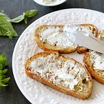 Crostini ai pomodori arrostiti e caprino