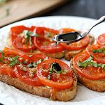 Crostini ai pomodori arrostiti e caprino