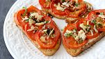 Crostini pomodori arrostiti e caprino