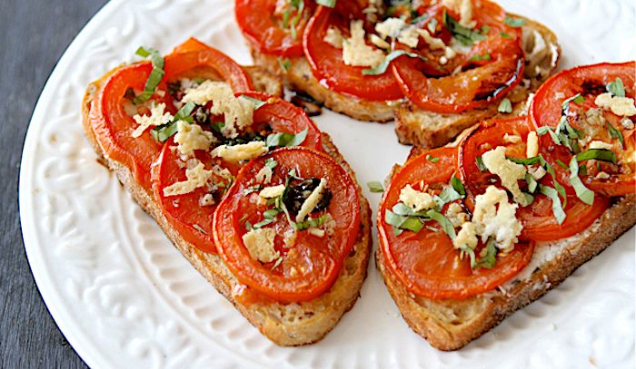 Crostini pomodori arrostiti e caprino