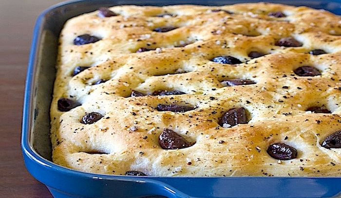 Focaccia all'aglio arrostito e olive