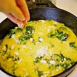 Frittata di spinaci, scalogno e feta