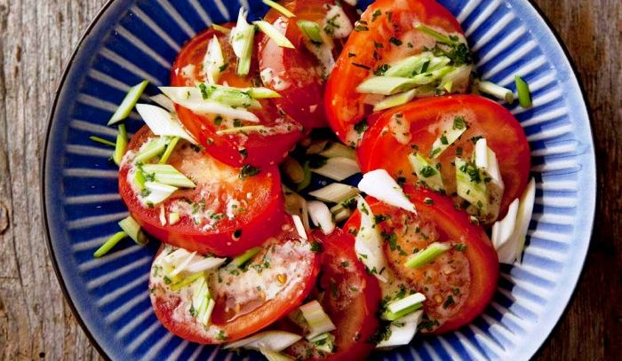 Insalata di pomodori e cipolle