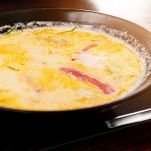 Curry, olio, latte di cocco e peperoncino in padella