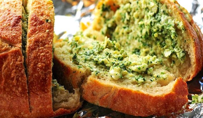 Pane all'aglio: ricetta con feta e carciofi