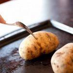 Patate farcite con prosciutto e formaggio