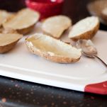 Patate farcite con prosciutto e formaggio