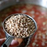 Peperoni imbottiti alla feta e spinaci