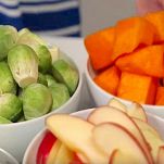 Pollo al forno con zucca, mele e cavolini